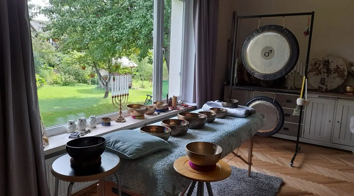 Vibroakustiskā labsajūtas masāža ar Tibetas skanošajiem traukiem